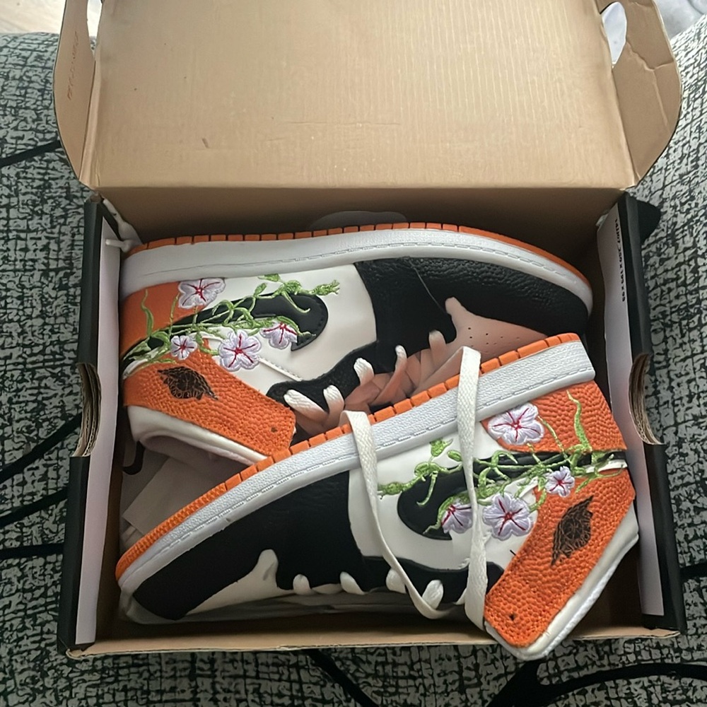 Jordan shoes kids 3 only worn a few times comes with box